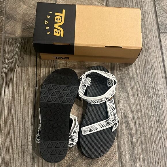 NWT Teva w/ Aztec design - Picture 3 of 4